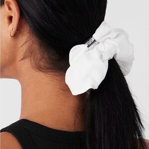 Alo yoga Elegant White Hair Scrunchie
